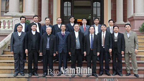 Bui Chu diocese delegation congratulates Nam Dinh provincial leaders on Party anniversary